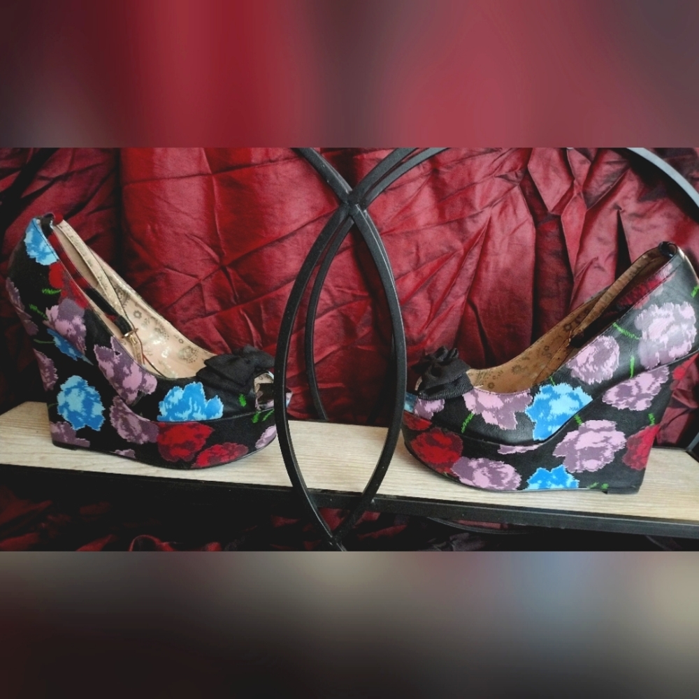 Betseyville Wedges - Picture 3 of 6
